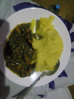 A picture of Mashed potatoes with beef and peas stew.