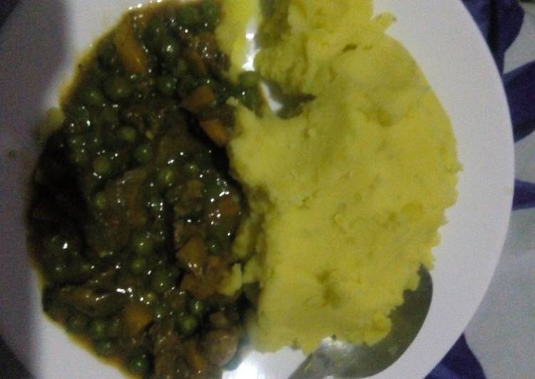 Mashed potatoes with beef and peas stew