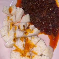 A picture of Boiled Yam with palm oil sauce.