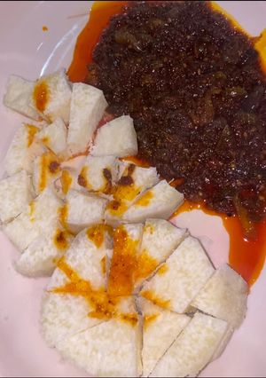 A picture of Boiled Yam with palm oil sauce.