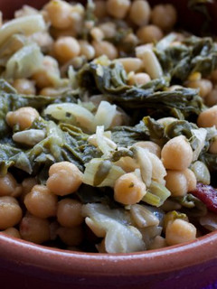 Una foto de Garbanzos con acelgas, pasas y piñones