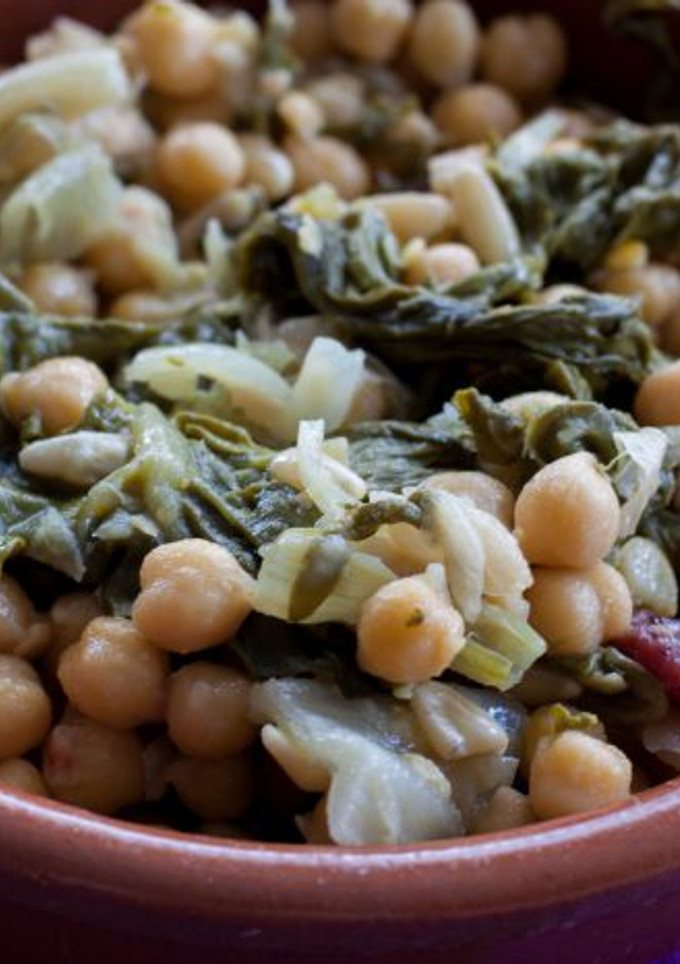 Una foto de Garbanzos con acelgas, pasas y piñones