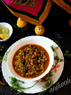 मूंग दाल पालक की सब्जी(moong dal palak ki sabzi recipe in Hindi) रेसिपी मुख्य फोटो