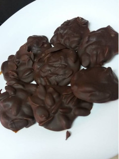 Una foto de Rocas de chocolate con cacahuetes