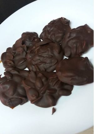 Una foto de Rocas de chocolate con cacahuetes