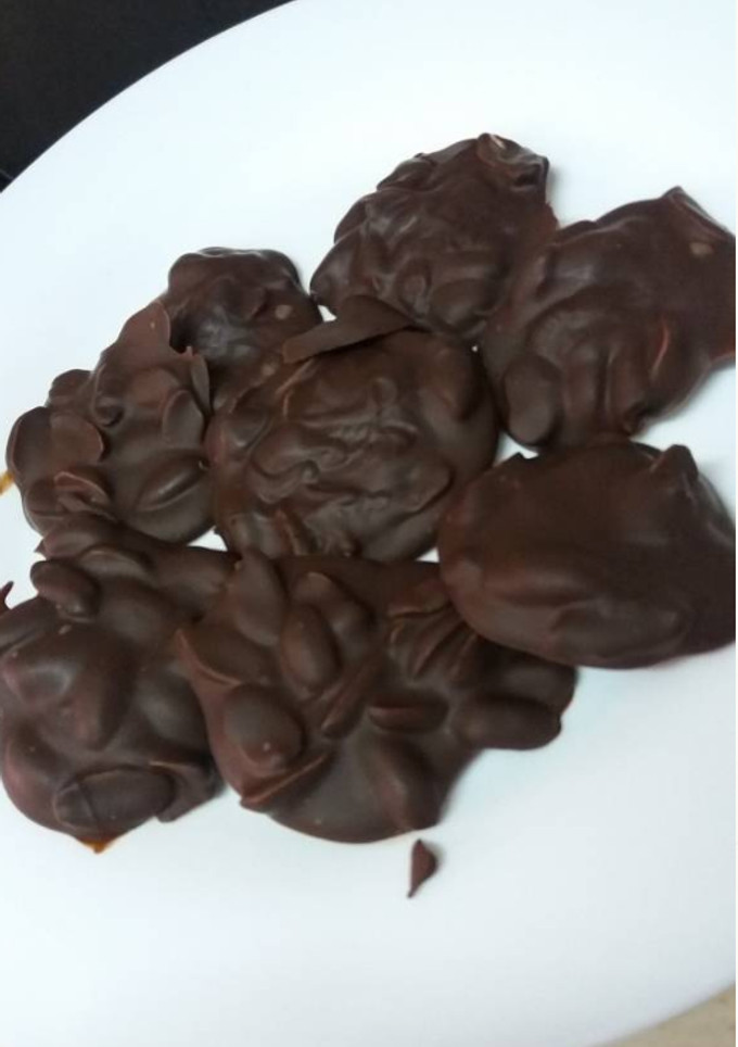 Una foto de Rocas de chocolate con cacahuetes