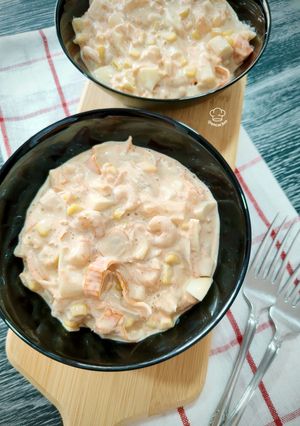 Una foto de Ensaladilla de cangrejo y gambas