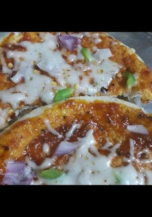 होममेड पिज़्ज़ा (homemade pizza recipe in Hindi) रेसिपी मुख्य फोटो