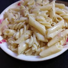 A picture of White sauce pasta.