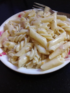 A picture of White sauce pasta.