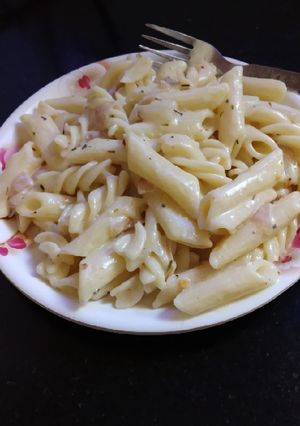 A picture of White sauce pasta.