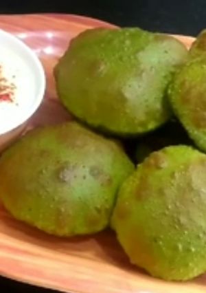 पालक की पूरी (Palak ki puri recipe in Hindi) रेसिपी मुख्य फोटो