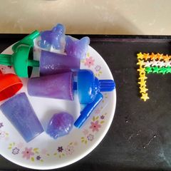 A picture of Butterfly pea flower ice candy and popsicle.