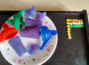 A picture of Butterfly pea flower ice candy and popsicle.
