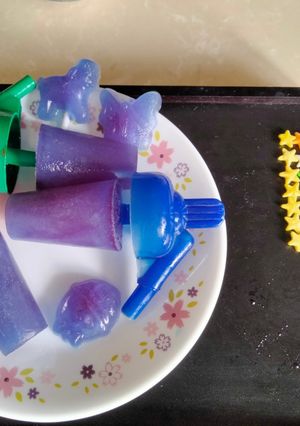 A picture of Butterfly pea flower ice candy and popsicle.