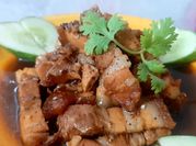 Hình ảnh của thịt heo quay kho tiêu