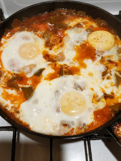 Una foto de Frejoles verdes con jamón y huevos