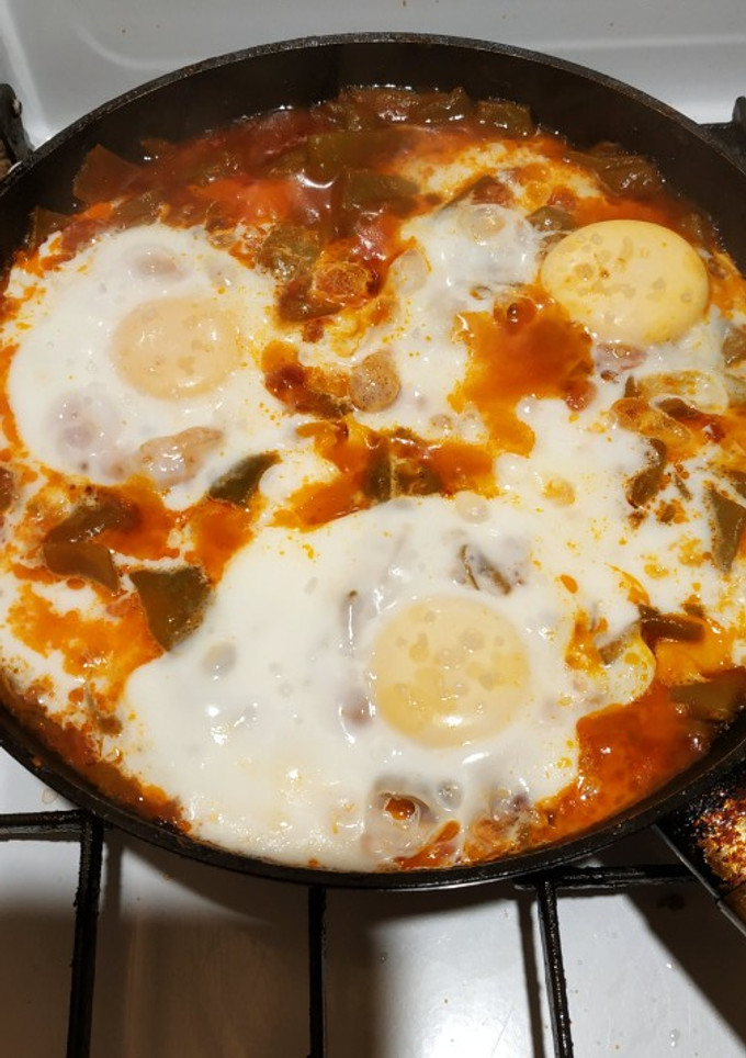 Una foto de Frejoles verdes con jamón y huevos