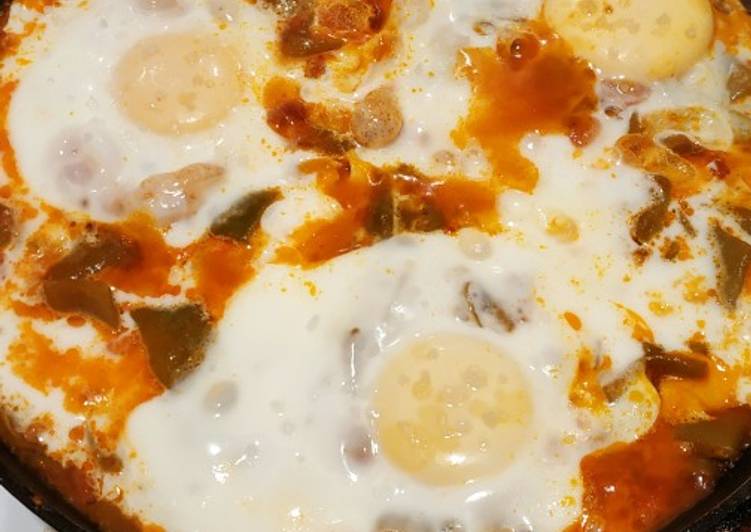 Frejoles verdes con jamón y huevos
