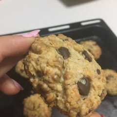 Una foto de ¡Galletas de avena con nueces y chips de chocolate! Muy ricas😍