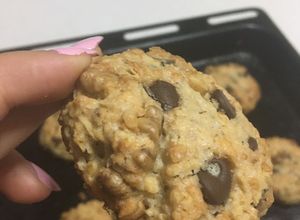 Una foto de ¡Galletas de avena con nueces y chips de chocolate! Muy ricas😍
