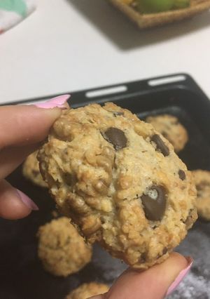 Una foto de ¡Galletas de avena con nueces y chips de chocolate! Muy ricas😍