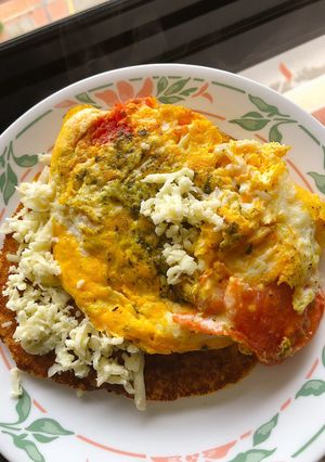 Una foto de Arepa de chocolo con huevos napolitanos
