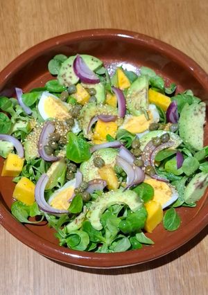 Una foto de Ensalada de Espinacas y/o Canónigos con Huevo/Queso Burgos/Salmón Ahumado x