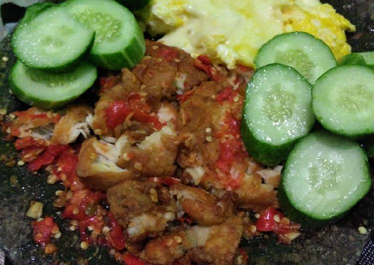 Cara Gampang Membuat Ayam Geprek Mozzarella ala Bensu yang Enak