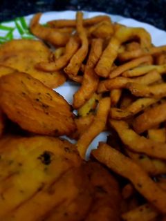 मठरी (Mathri Recipe in Hindi) रेसिपी मुख्य फोटो