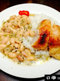 Una foto de Pollo al Horno, Habas en caldo de hueso y arroz blanco