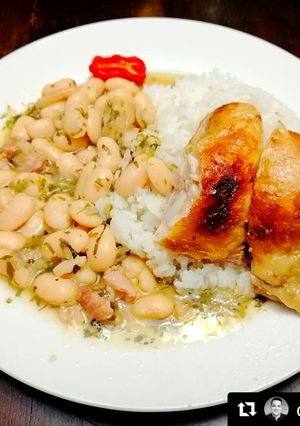 Una foto de Pollo al Horno, Habas en caldo de hueso y arroz blanco