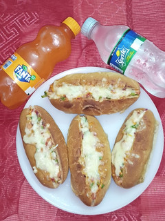 ચીઝી હોટ ડોગ (Cheesy Hot Dog Recipe In Gujarati) રેસીપી મુખ્ય ફોટો