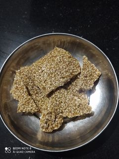 તલની ચીકી (Tal Chikki Recipe in Gujarati) રેસીપી મુખ્ય ફોટો