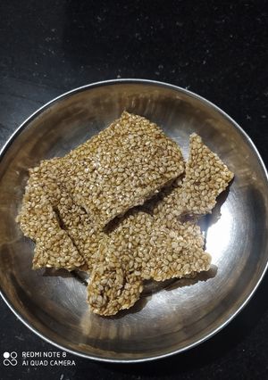 તલની ચીકી (Tal Chikki Recipe in Gujarati) રેસીપી મુખ્ય ફોટો