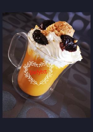 Foto di Cappuccino di zucca con crema di formaggio, amaretti e prugne