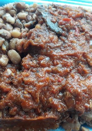 A picture of Brown beans with tomato paste.