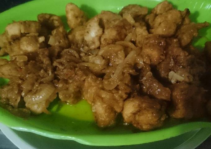 Bagaimana Menyiapkan Ayam goreng tepung saos telor asin ala2 yang Enak