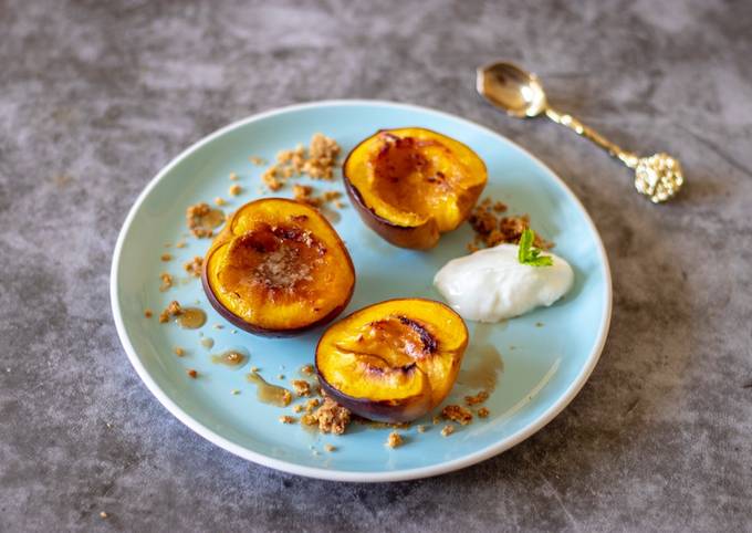Recipe of Quick Roasted nectarines with ginger and honey crumble