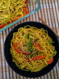 Una foto de Fideos chinos con verduras al curry