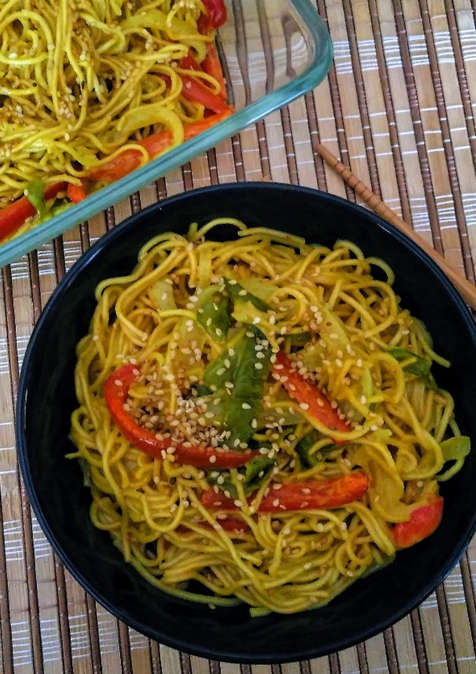 Una foto de Fideos chinos con verduras al curry