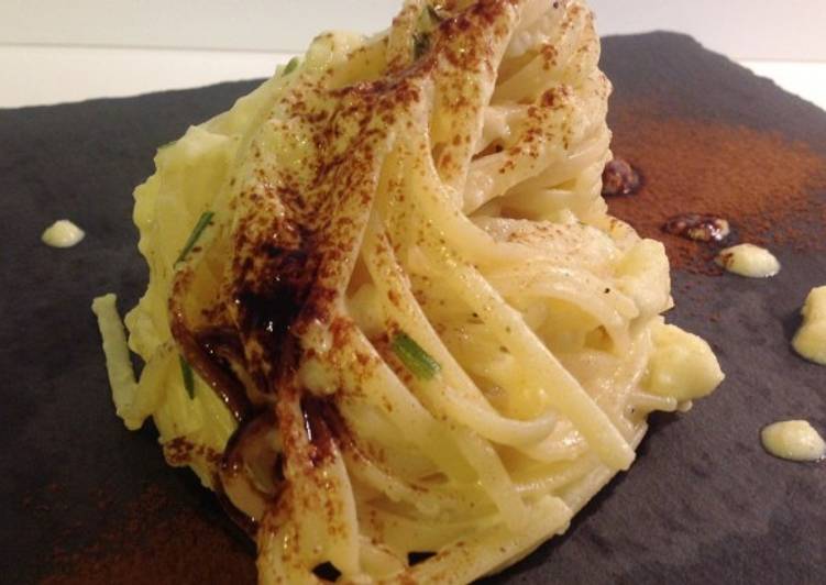 Trenette con crema di gorgonzola e polvere di liquirizia