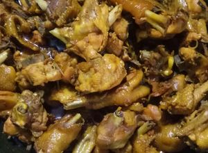 Hình của món Gà kho nghệ.