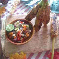 A picture of Sate lilit dengan sambal matah.