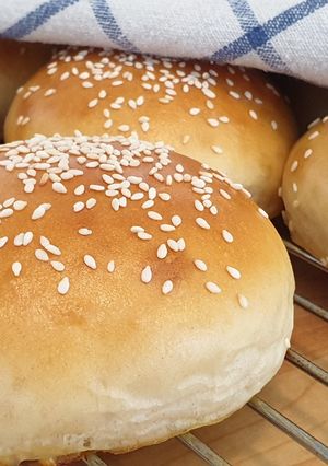 A picture of Burger buns.