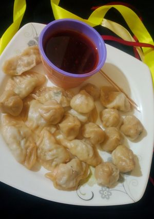 A picture of Mini chicken momos with dip sauce.