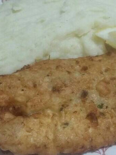Una foto de Filet de merluza con puré 🐟