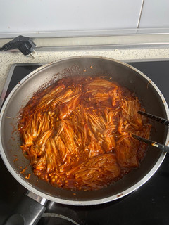 Una foto de Setas enoki con salsa de gochujang