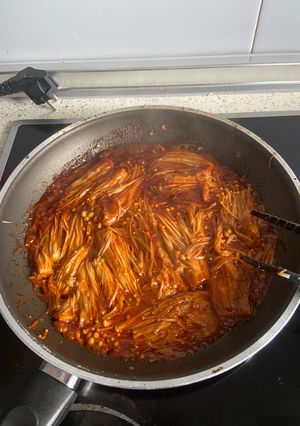 Una foto de Setas enoki con salsa de gochujang