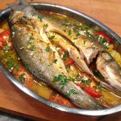 Una foto de Lubina al horno con patatas